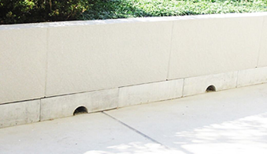 パネル下の巾木部分に排水口を設けた例