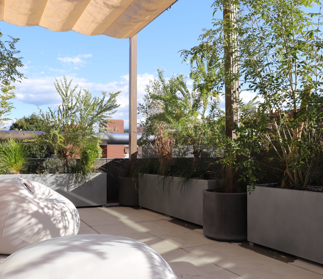 タイルにもあうモルタル調の塗装。連結プランターは現場に合わせたサイズ変更が可能。